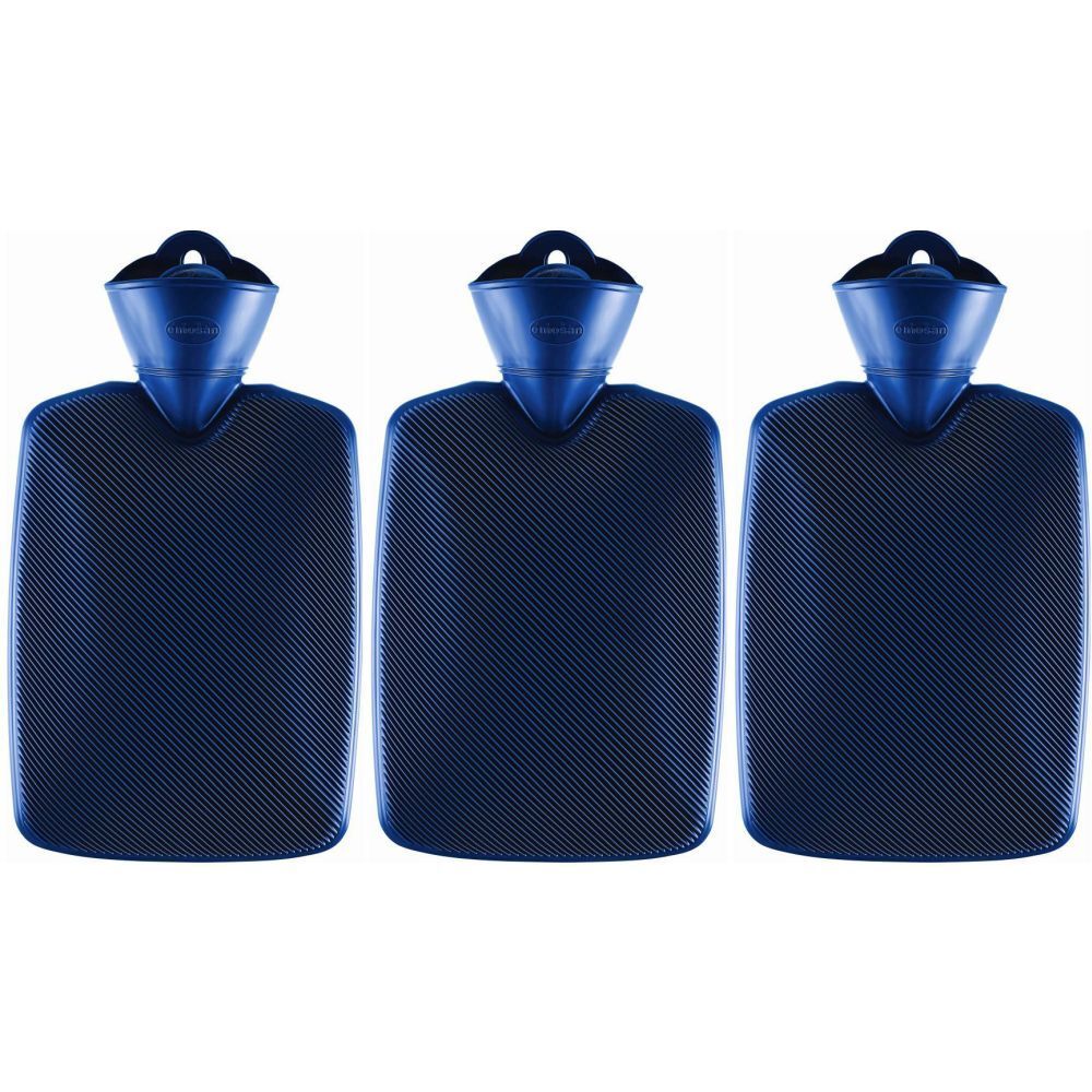 Trois bouillottes bleues avec un embout de remplissage conique et un dispositif de suspension. Les bouteilles ont une surface rainurée.