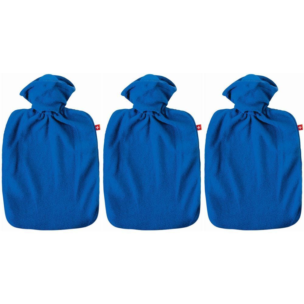 Trois bouillottes bleues avec housse en polaire. Chaque bouillotte a un col et une étiquette rouge. Les bouillottes sont disposées côte à côte.