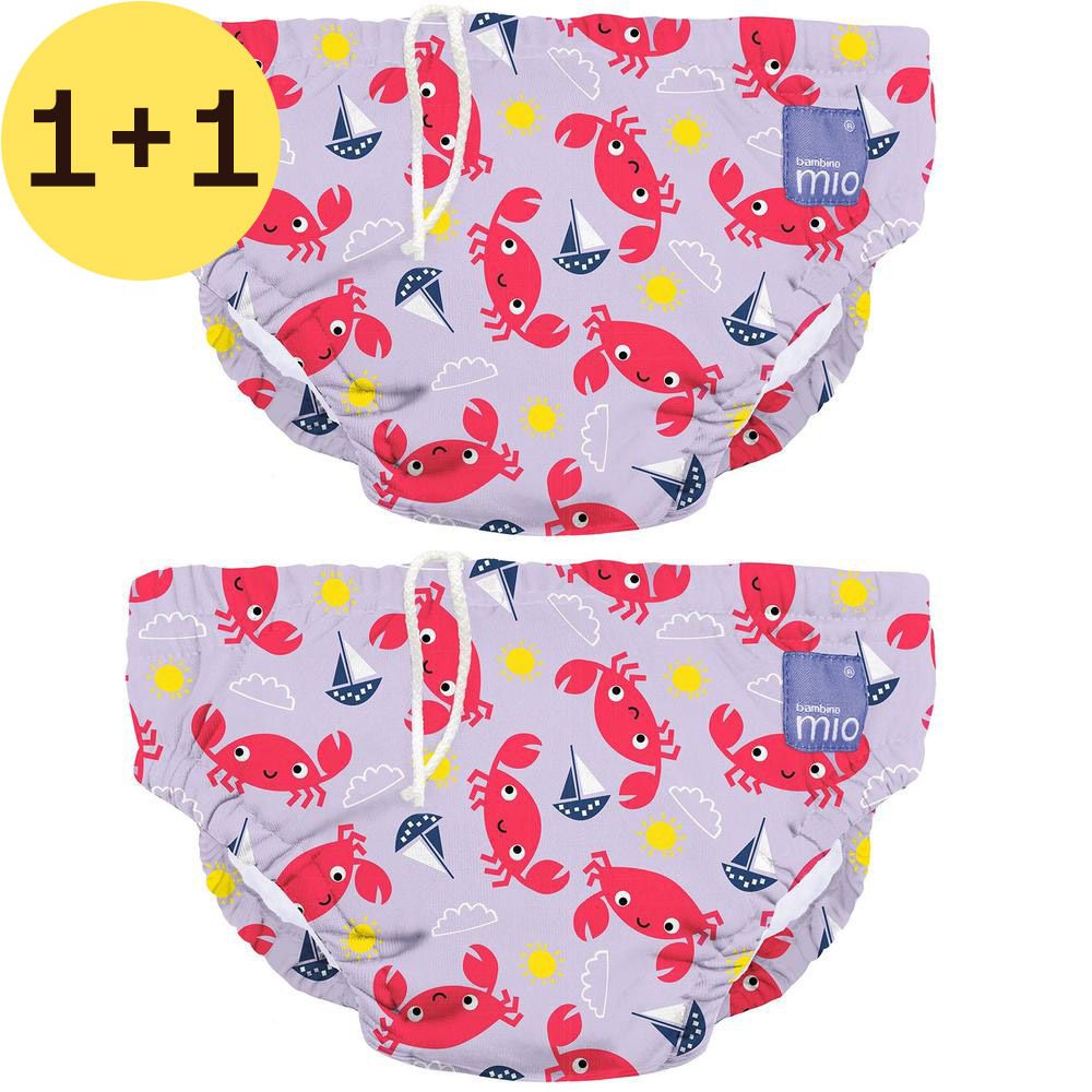 Deux couches de bain violettes avec motifs de crabes et voiliers. Le logo "milo" est visible.