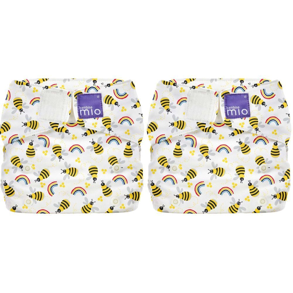 Deux couches lavables avec motifs abeilles et arc-en-ciel. Fermeture velcro et logo de la marque.