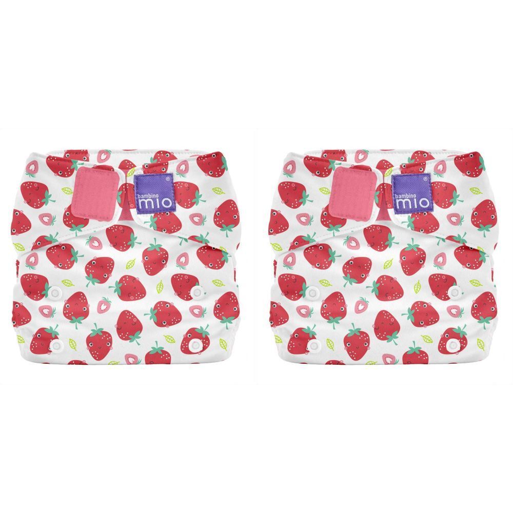 Deux couches lavables avec motif fraise. Le logo "mio" est visible sur chaque couche. Fermetures roses et boutons-pression.