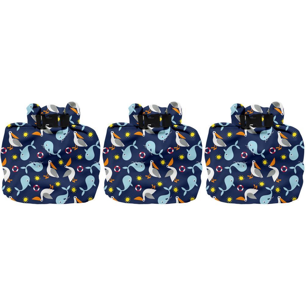 Trois sacs humides bleus avec motif baleine et marin. Fermeture noire. Sac en tissu pour articles humides.