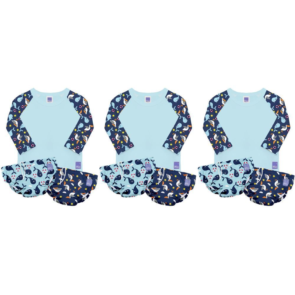 Trois ensembles comprenant un haut bleu clair avec des manches imprimées et des couches de bain assorties. Les manches et les couches sont imprimées de baleines.