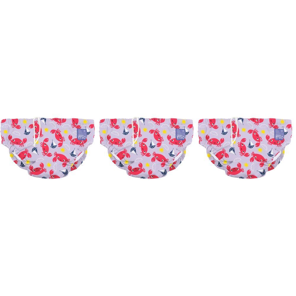 Trois couches de bain à motif de crabe. Fond violet clair avec des crabes rouges, des étoiles jaunes et des voiliers bleus. Marque Mio.