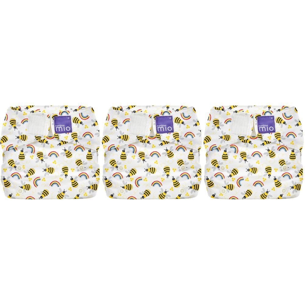 Trois couches lavables avec motif abeilles et arc-en-ciel. Chaque couche a une étiquette violette avec le mot "mio".