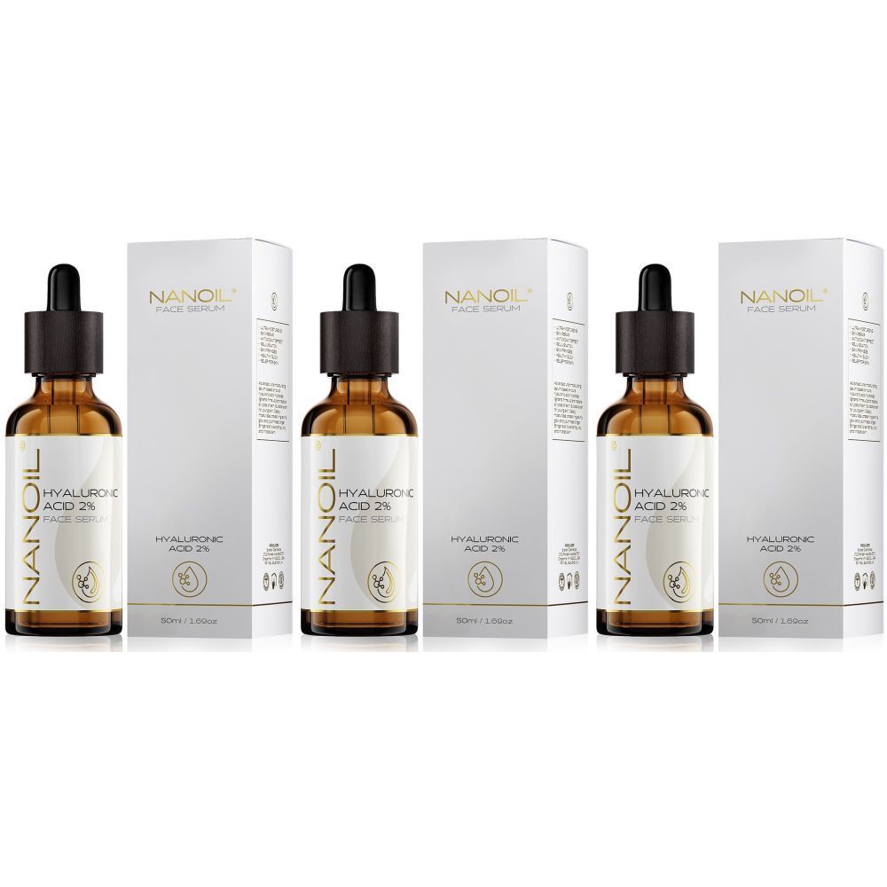 Trois flacons de sérum brun avec pipette, à côté d'emballages blancs. Les flacons portent l'inscription "NANOIL Hyaluronic Acid".