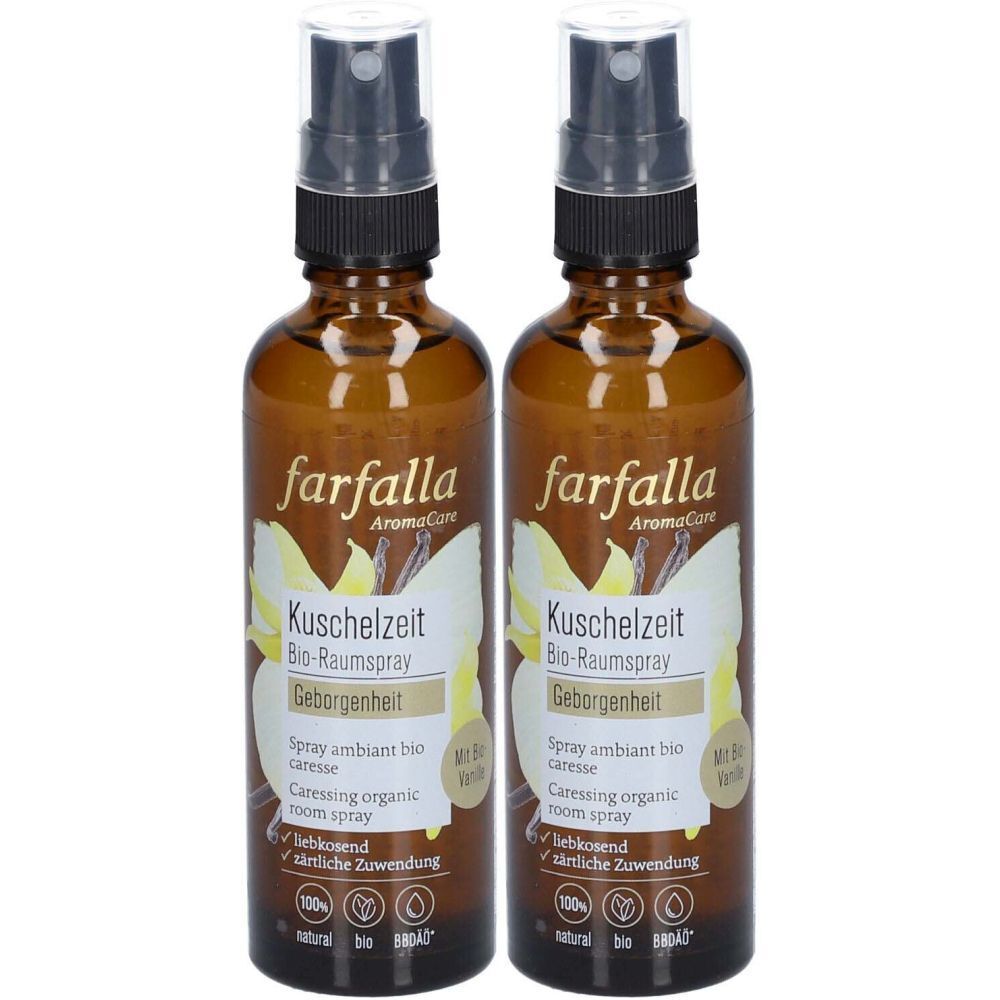 Deux flacons en verre brun avec vaporisateur. Inscription: farfalla Kuschelzeit Bio-Raumspray. Avec motif floral et texte.