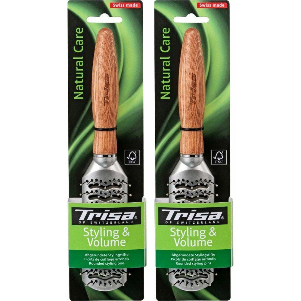 Deux brosses à cheveux emballées. Manche en bois, tête de brosse en métal. Inscriptions : Trisa, Natural Care, Styling & Volume. Label FSC.