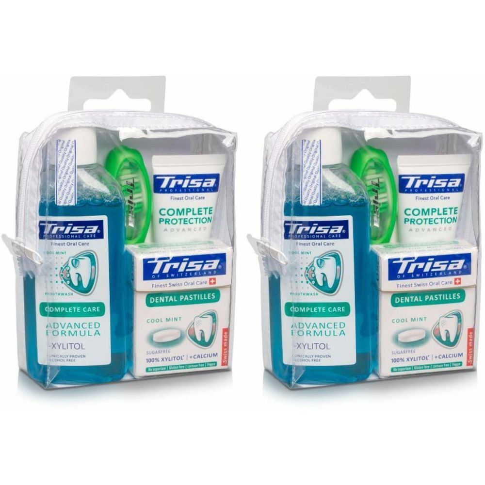 Deux trousses de voyage Trisa. Chaque trousse contient un bain de bouche, des pastilles dentaires, une brosse à dents et un gobelet. Tous les produits sont dans un sac transparent.