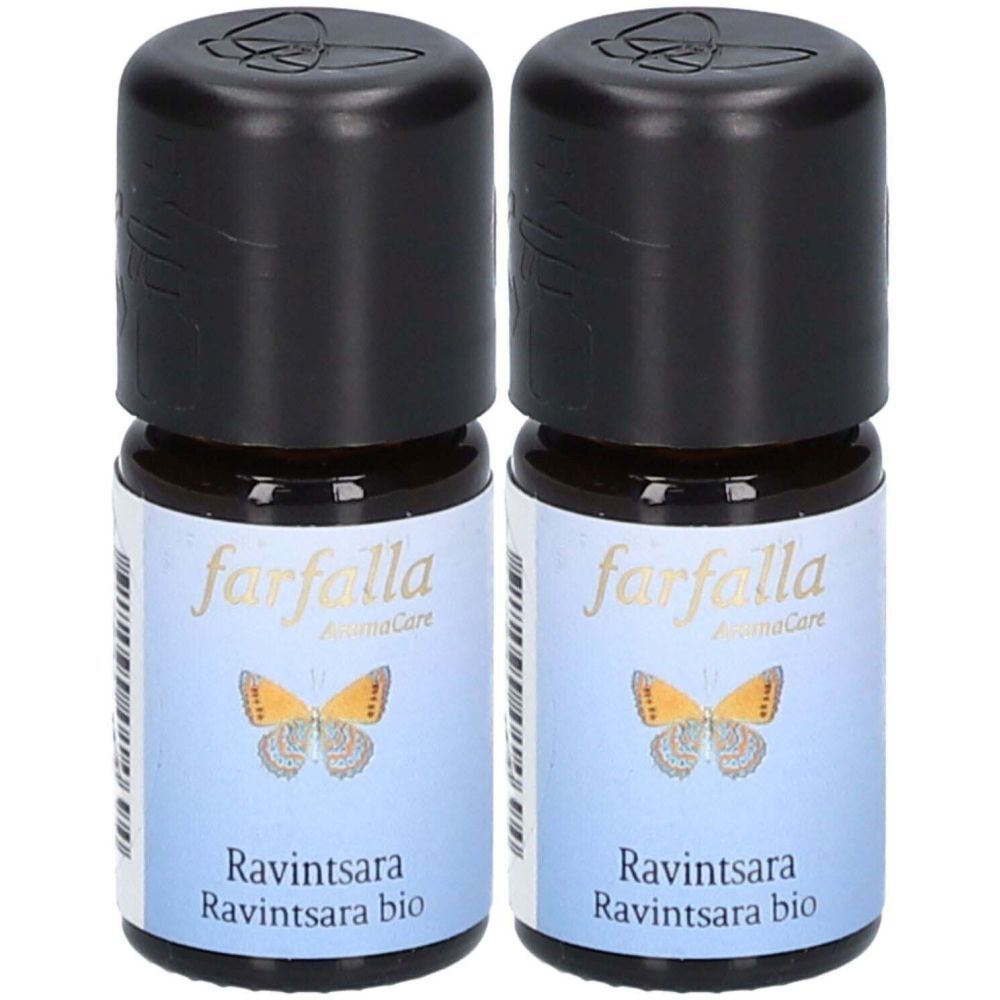 Deux flacons en verre brun avec bouchons noirs. Étiquettes bleues avec "farfalla AromaCare" et "Ravintsara bio".