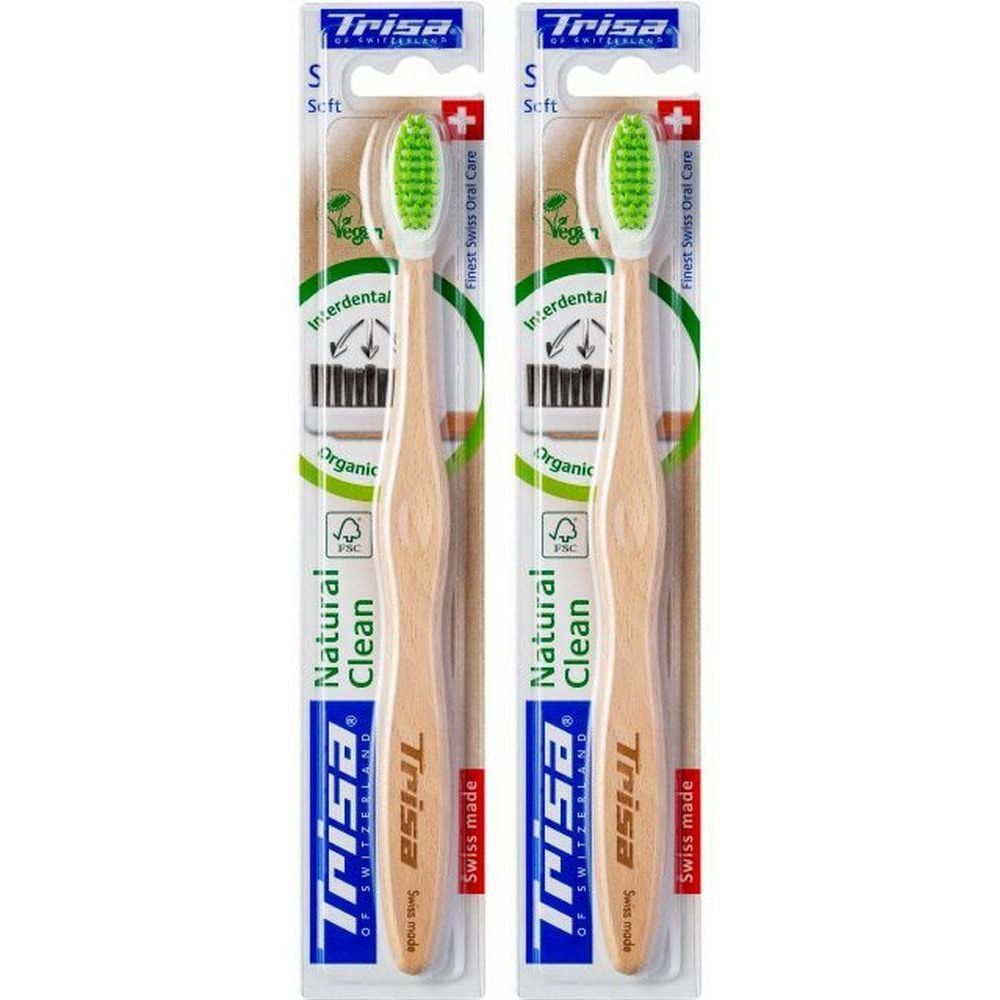 Deux brosses à dents emballées. Manche en bois, tête de brosse verte. Marque : Trisa. Inscription : Natural Clean, Swiss made.