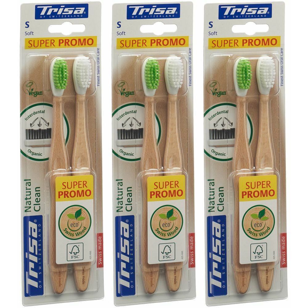 Trois brosses à dents emballées. Marque Trisa, "Natural Clean". Soies vertes et blanches, manche en bois. Autocollant "Super Promo".