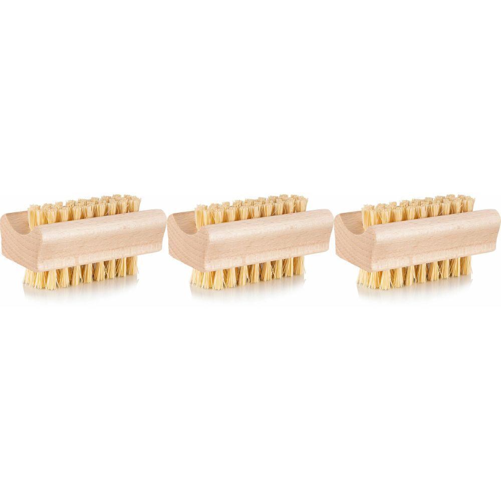 Trois brosses à ongles en bois avec des poils clairs. Les brosses ont une poignée rectangulaire et sont disposées côte à côte.