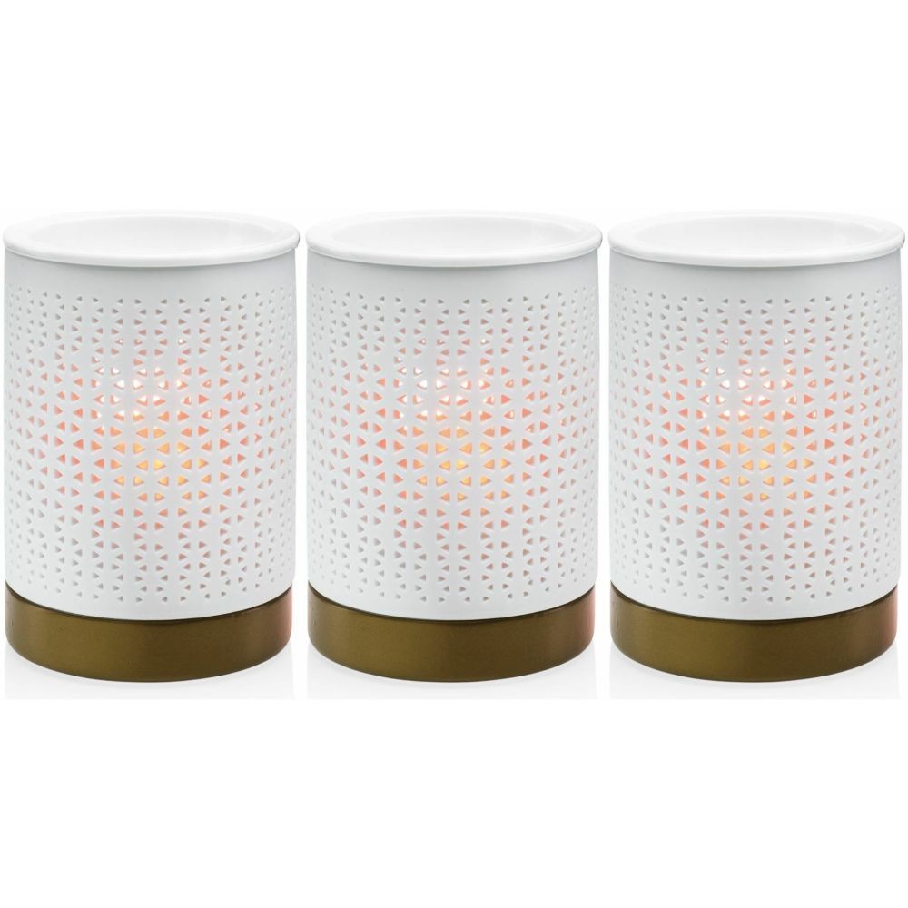 Trois diffuseurs de parfum blancs avec une base dorée. Les lampes cylindriques ont un motif perforé et un couvercle.