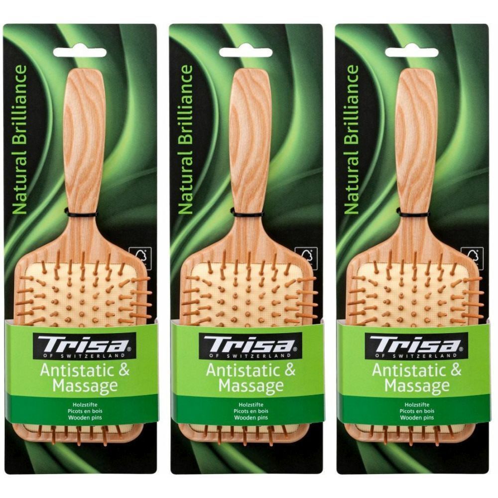 Trois brosses à cheveux en bois. Emballage avec nom du produit et marque Trisa. Inscription : Antistatic & Massage.
