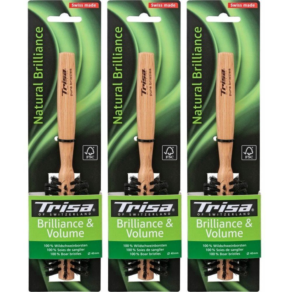 Trois brosses à cheveux emballées. Manche en bois, label FSC, soies noires. Inscriptions: Trisa, Natural Brilliance, Brilliance & Volume.