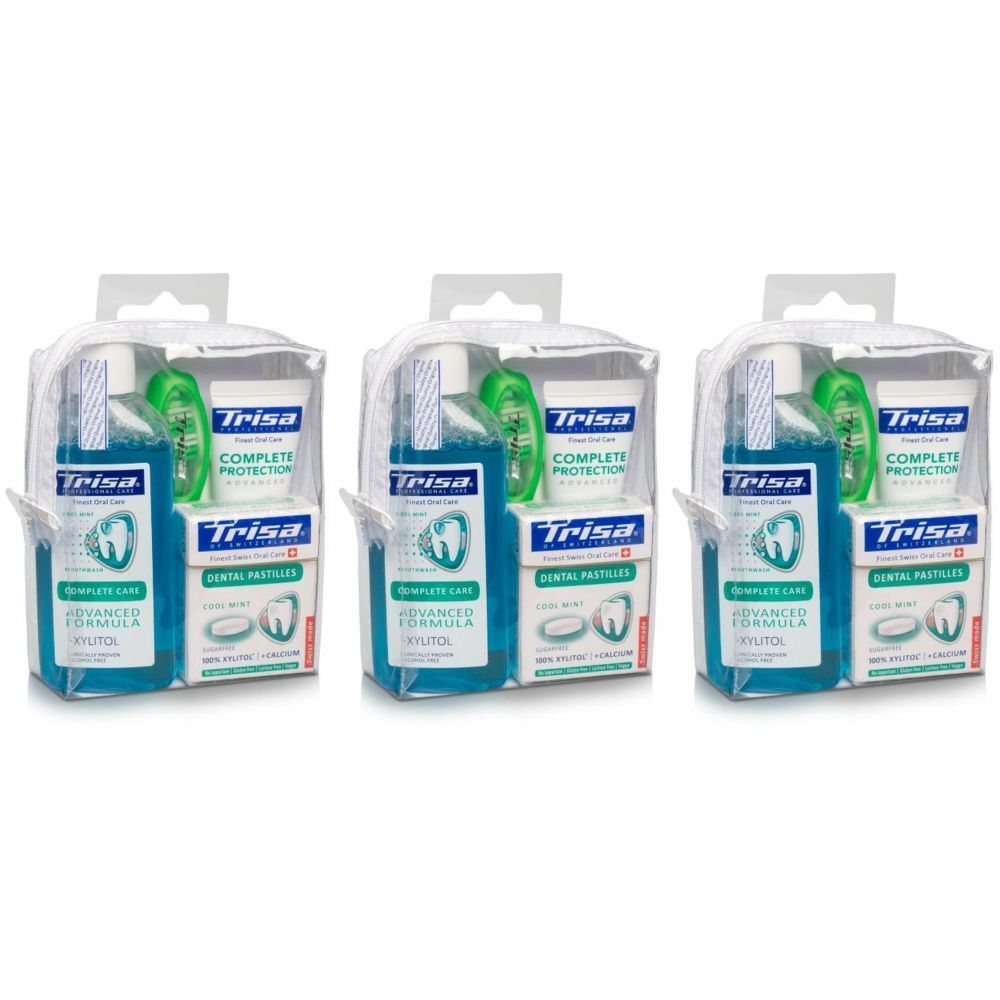 Trois trousses de voyage Trisa identiques. Chaque trousse contient un bain de bouche, du dentifrice et d'autres produits. Inscriptions : Trisa, Complete Protection.