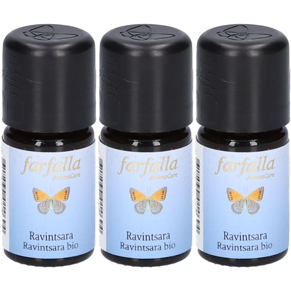 Trois flacons en verre brun avec des bouchons noirs. Les étiquettes portent le nom "farfalla", un papillon et "Ravintsara bio".