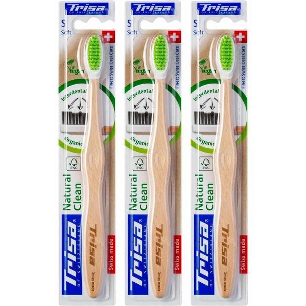Trois brosses à dents emballées. Manche en bois, tête verte. Marque : Trisa. Inscription : Natural Clean, Swiss made.