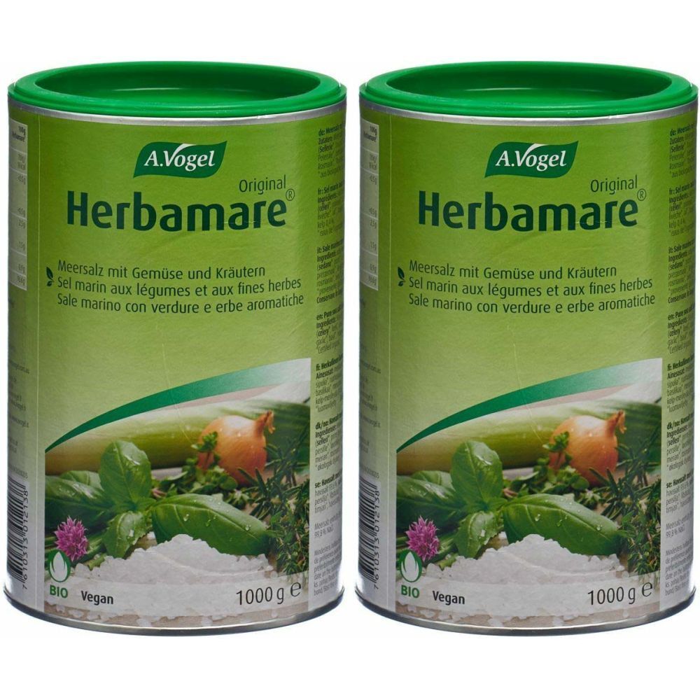 Deux boîtes de sel Herbamare. Couvercles verts, étiquettes vertes avec nom du produit et illustrations de légumes. 1000 g.
