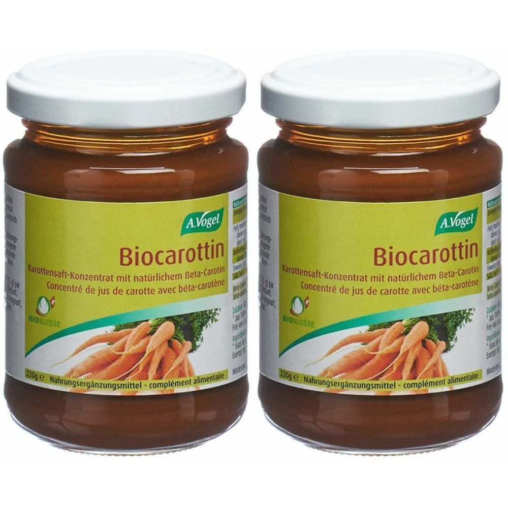 Deux pots de Biocarottin. Liquide brun dans des bocaux en verre avec couvercles blancs. Étiquette avec nom du produit et image de carottes.