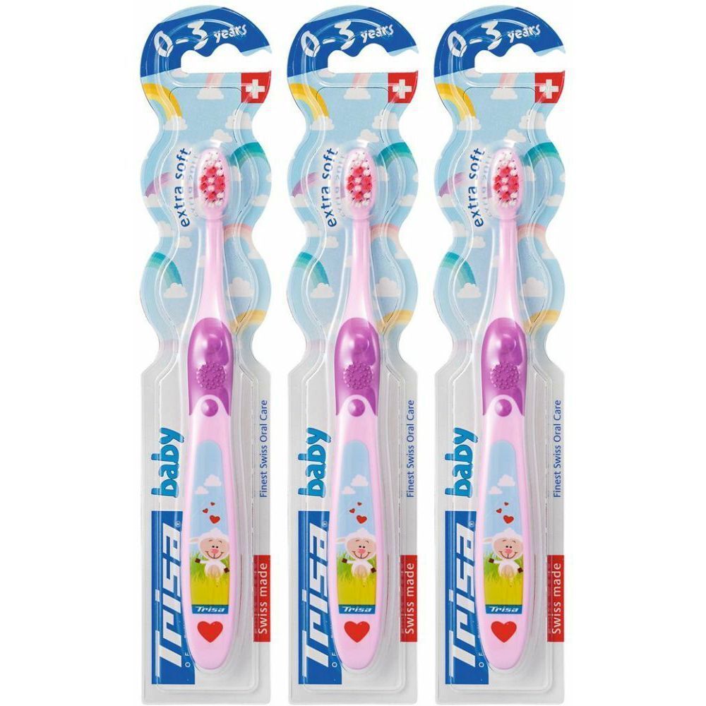 Trois brosses à dents roses pour bébés dans leur emballage. Inscription : TRISA baby, 0-3 ans, extra soft. Croix suisse.