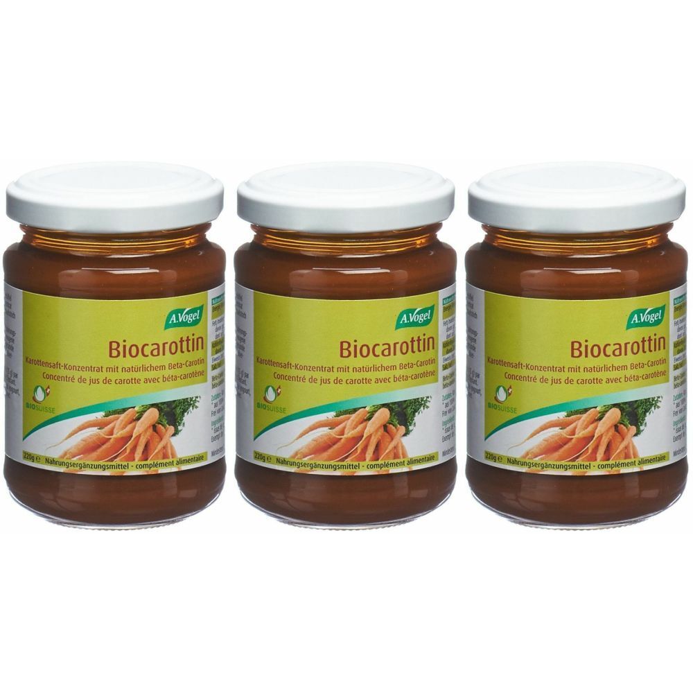 Trois pots de Biocarottin. Liquide brun dans des bocaux en verre avec couvercles blancs. Étiquette avec nom et illustration de carottes.