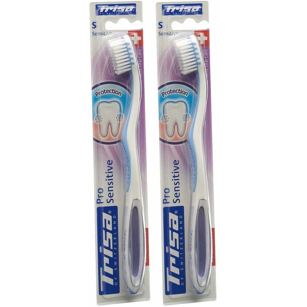 Deux brosses à dents emballées. Soies blanches, manche bleu, accents violets. Inscription : Trisa Pro Sensitive.