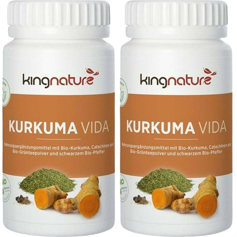 Deux flacons blancs avec l'inscription "kingnature KURKUMA VIDA". En dessous, du curcuma, de la poudre de thé vert et des grains de poivre.