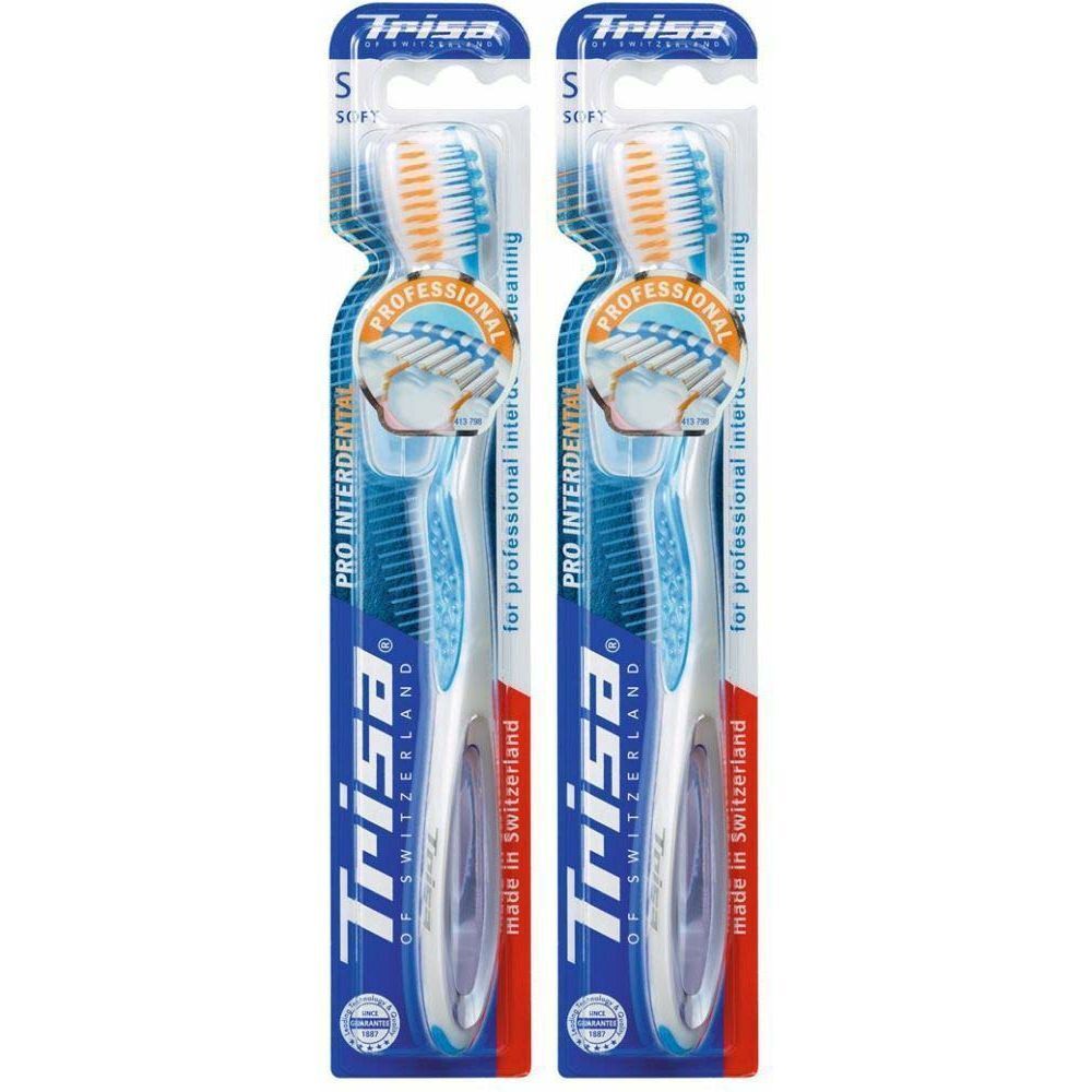 Deux brosses à dents emballées. Manches bleus et blancs, poils orange. Marque : Trisa.