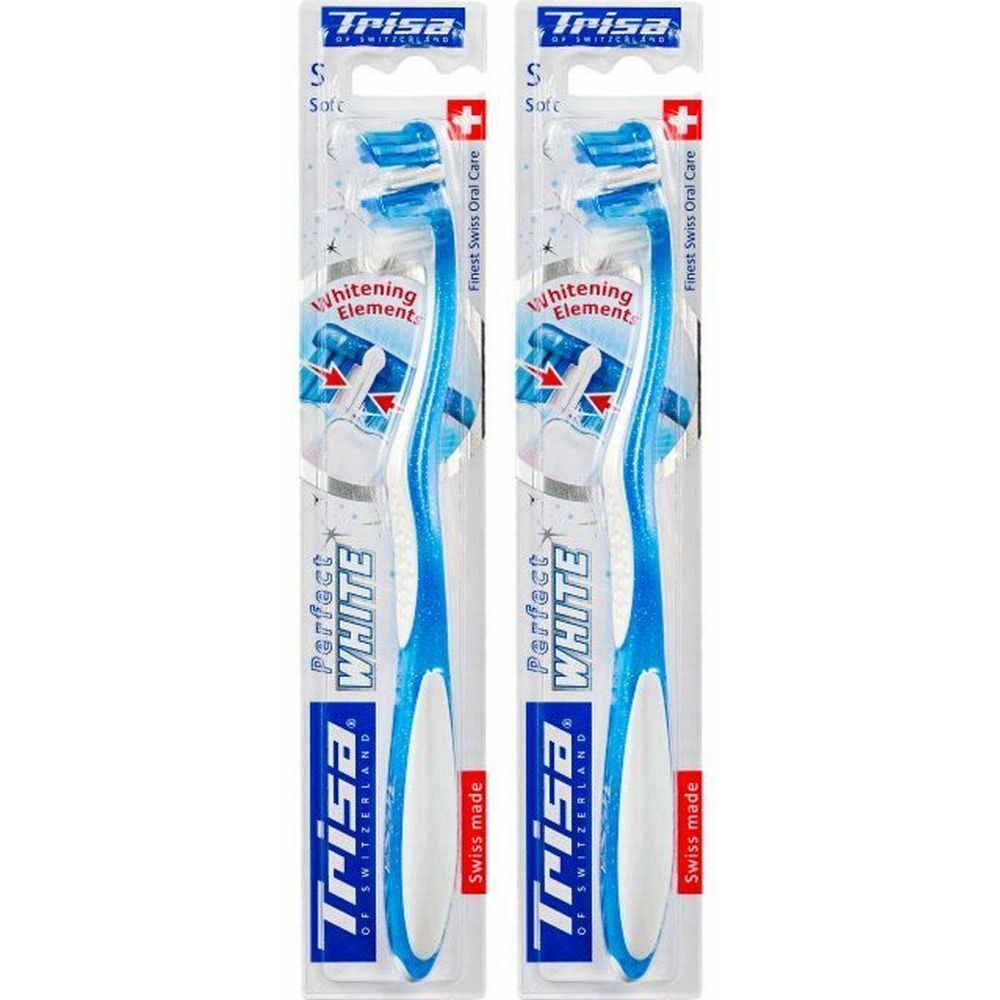 Deux brosses à dents dans leur emballage. Têtes et manches bleus. Marque Trisa Perfect White, Swiss made.