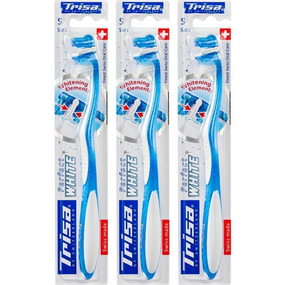 Trois brosses à dents emballées. Manches bleues, poils blancs. Marque : Trisa Perfect White. Avec croix suisse.