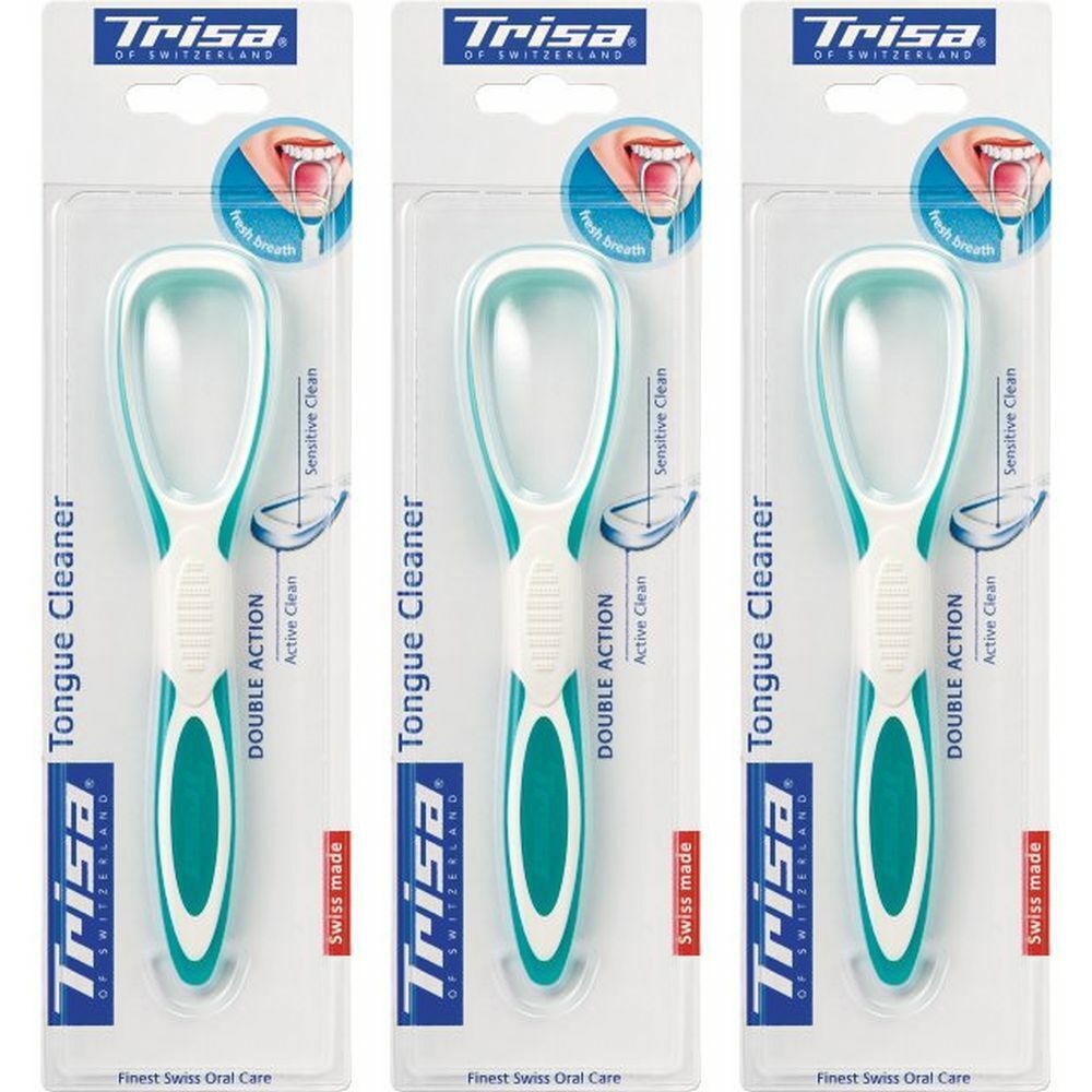 Trois grattoirs à langue dans un emballage blister. Poignées blanches et vertes, surface de nettoyage bleue. Marque : Trisa. Inscription : Tongue Cleaner, Double Action.
