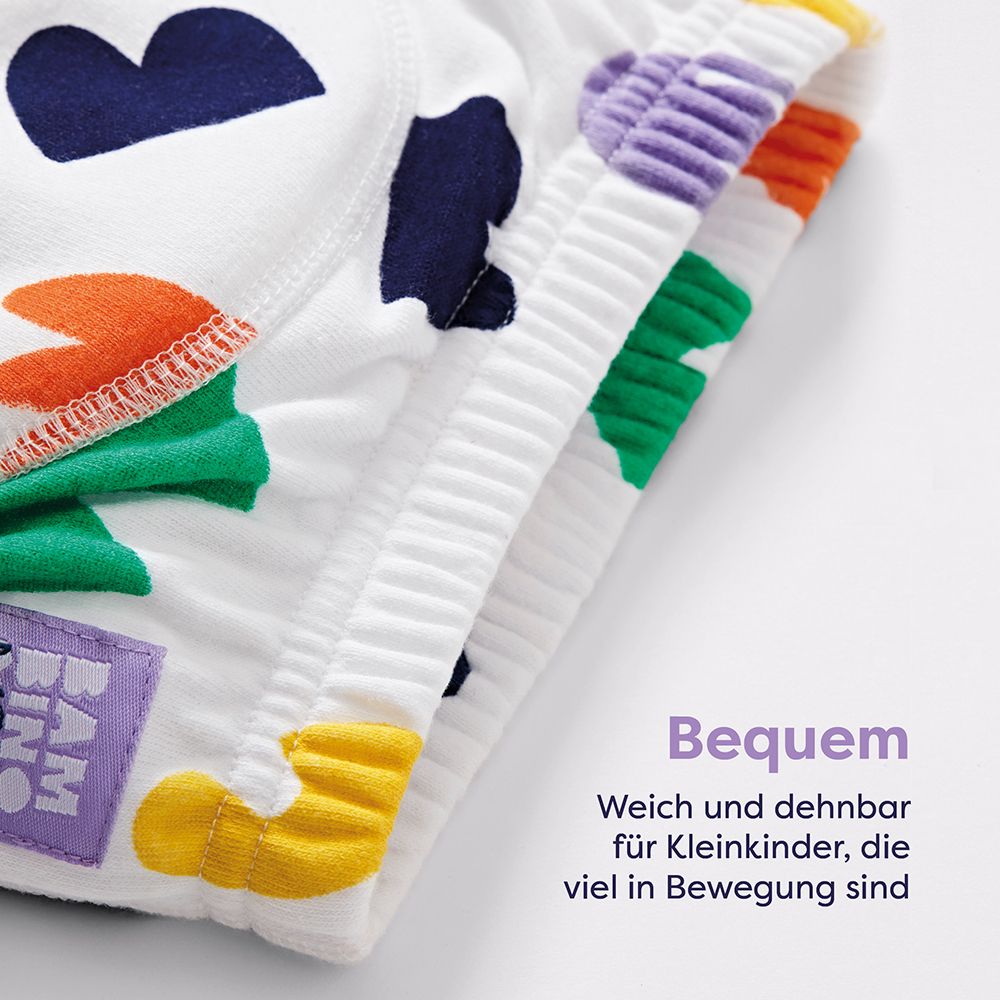 Gros plan sur trois culottes d'apprentissage. Texte : Confortable. Doux et extensible pour les tout-petits actifs.