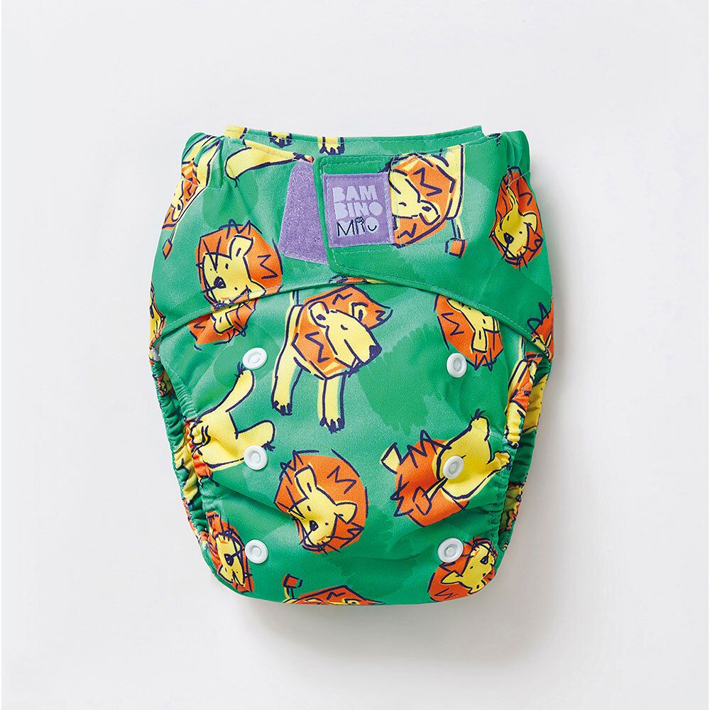 Couche lavable verte à motifs lions. Fermetures velcro et boutons-pression. Logo Bambino Mio.