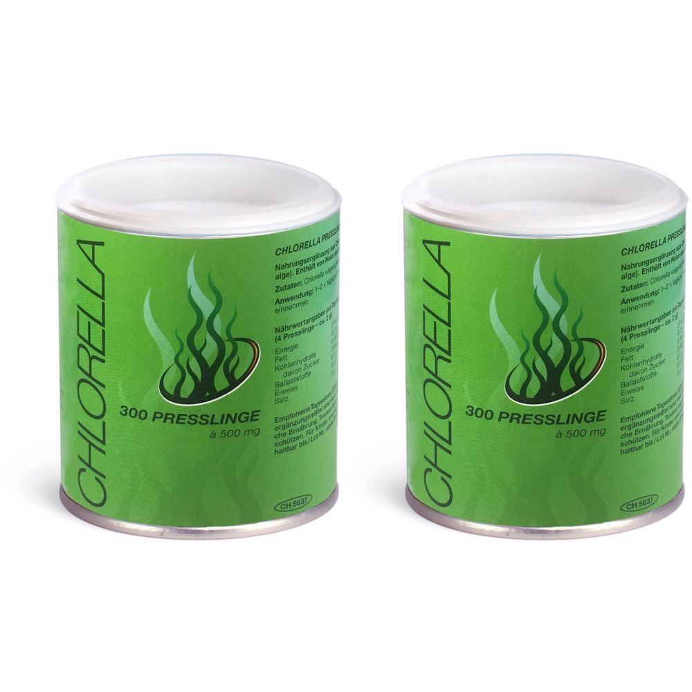 Deux boîtes vertes avec couvercles blancs. Inscription : Chlorella, 300 comprimés, 500 mg. Logo avec feuilles vertes. Inscription en allemand.
