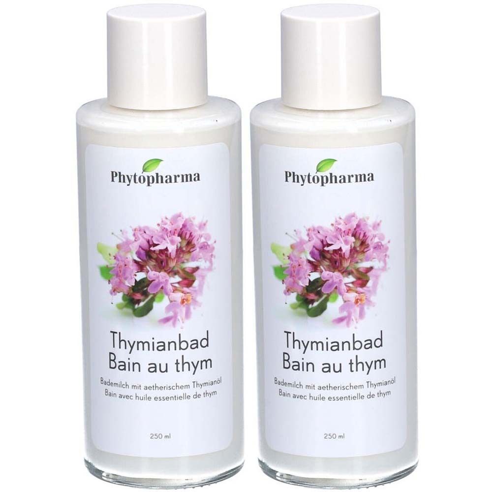 Deux flacons avec bouchons blancs. Inscription: Phytopharma, Thymianbad, Bain au thym. Illustration de fleurs mauves. 250 ml.