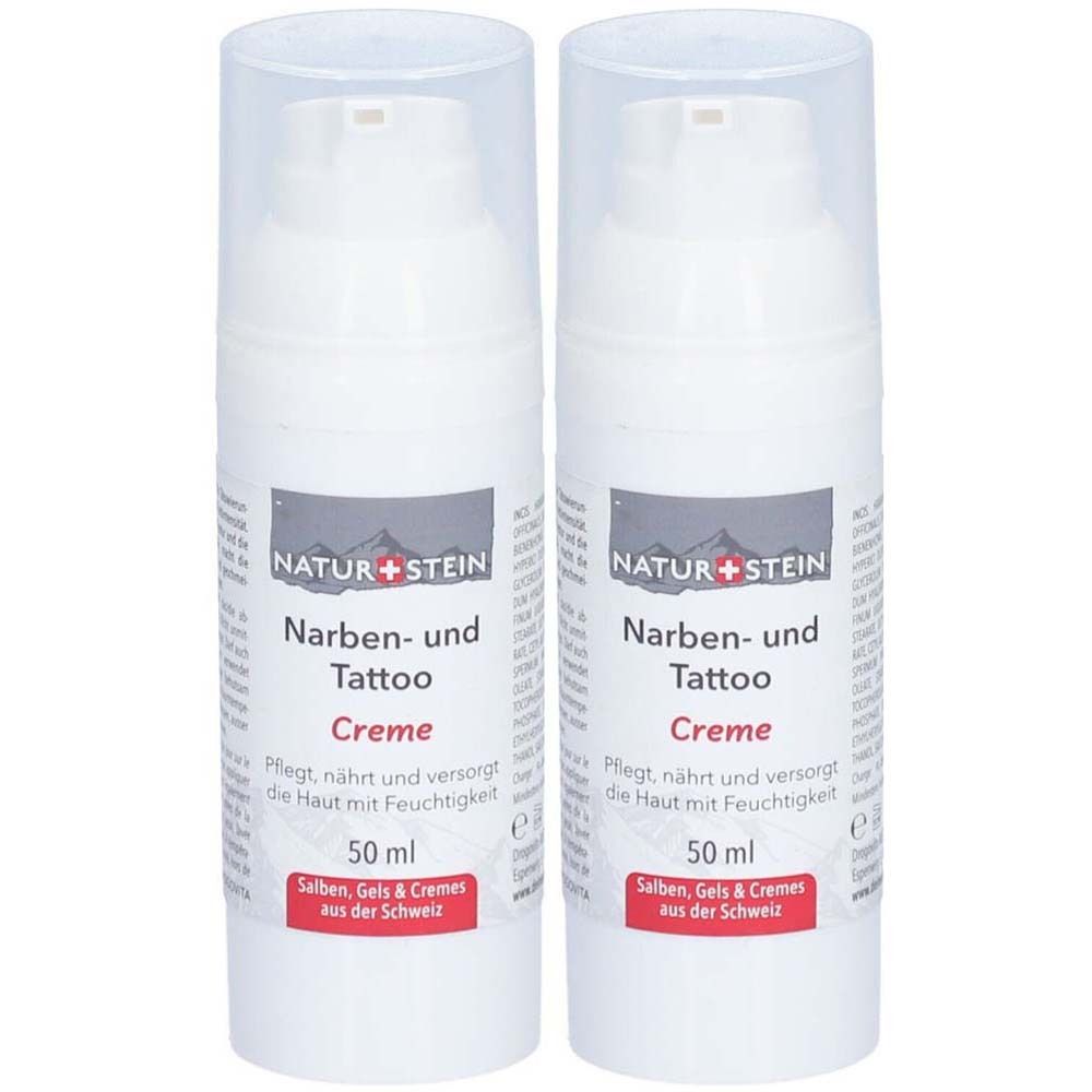 Deux crèmes blanches avec couvercles transparents. Inscription: Naturstein Narben- und Tattoo Creme, 50 ml.