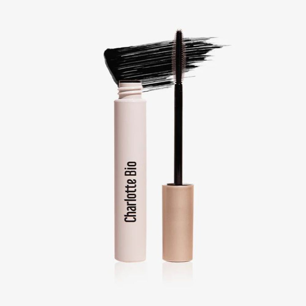 Mascara noire avec brosse et trait de produit. Inscription "Charlotte Bio" sur le tube.