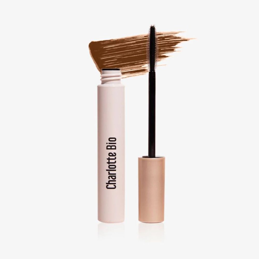 Mascara marron avec brosse et échantillon de couleur. Inscription Charlotte Bio sur le tube. Emballage clair.