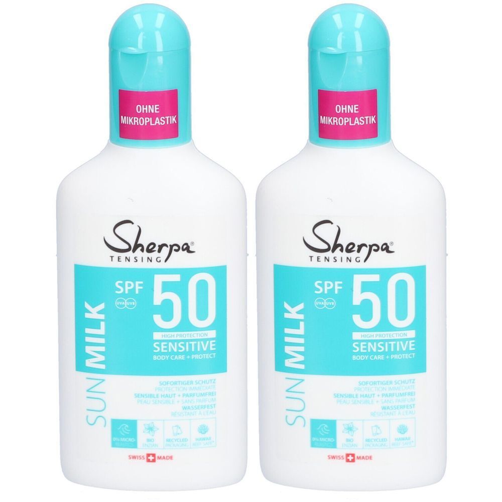 Deux flacons de lait solaire. Blancs, avec étiquettes bleu turquoise. Inscription : Sherpa Tensing, SPF 50, Sensitive. Sans microplastique.