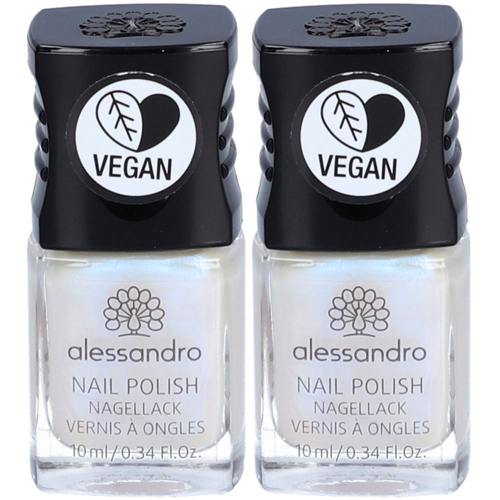 Deux flacons de vernis à ongles. Couleur blanc nacré. Bouchon noir avec logo Vegan. Inscription : alessandro, vernis à ongles, 10 ml.