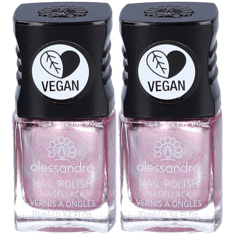 Deux flacons de vernis à ongles rose scintillant. Inscription : alessandra, label Vegan, vernis à ongles, 10ml.