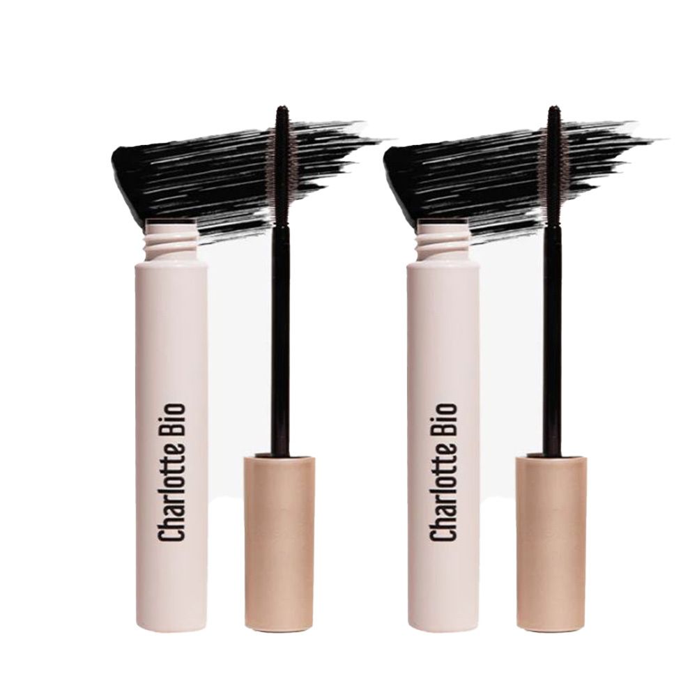 Deux tubes de mascara avec brosses noires. "Charlotte Bio" est écrit sur les tubes. Les brosses montrent l'application du mascara noir.