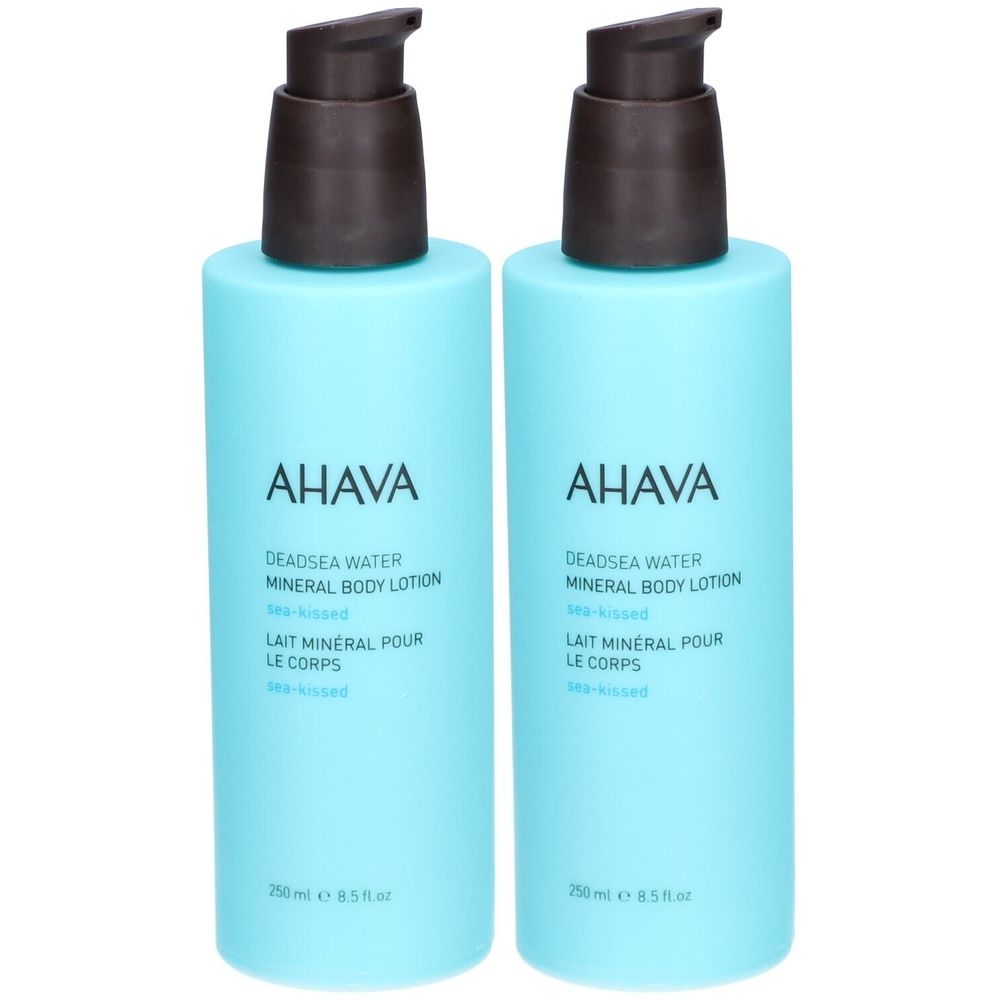 Deux flacons bleus avec pompes marron. Inscription: AHAVA, Deadsea Water Mineral Body Lotion, Lait minéral pour le corps.