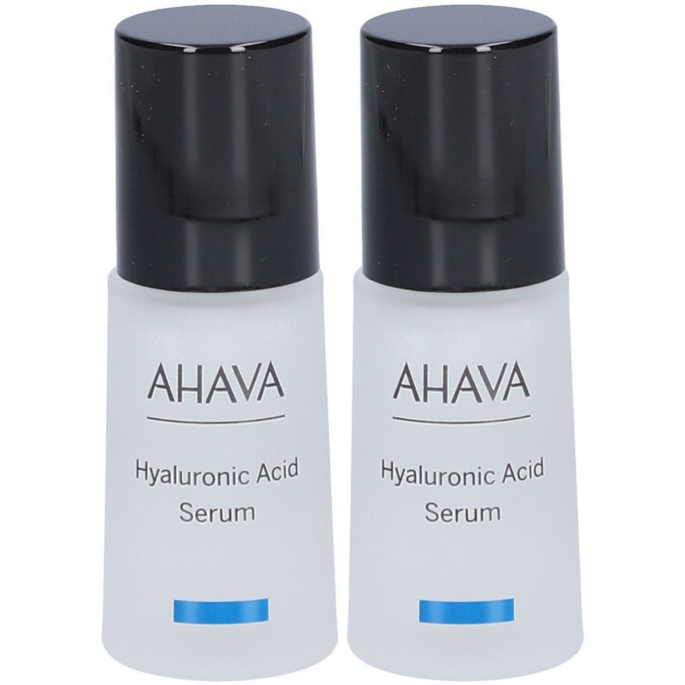 Deux flacons de sérum AHAVA. Bouchons noirs. Texte: Hyaluronic Acid Serum. Ligne bleue en bas.