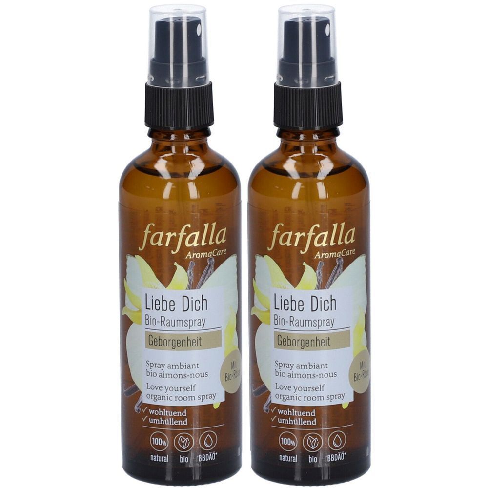 Deux flacons en verre brun avec vaporisateur. Inscription : farfalla, Liebe Dich Bio-Raumspray, Geborgenheit. Avec label bio.