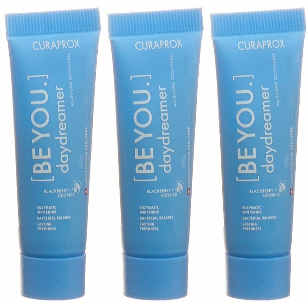 Trois tubes bleus de dentifrice. Inscription : [BE YOU.] daydreamer, CURAPROX. Contient de la mûre et de la réglisse. Pour blanchiment enzymatique.