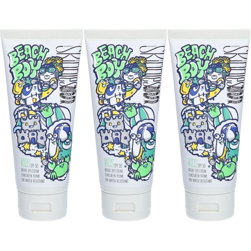Trois tubes de crème solaire pour enfants. Chaque tube porte l'inscription "Beach Boy" et "SPF 50". Illustrations de personnages et d'un château.