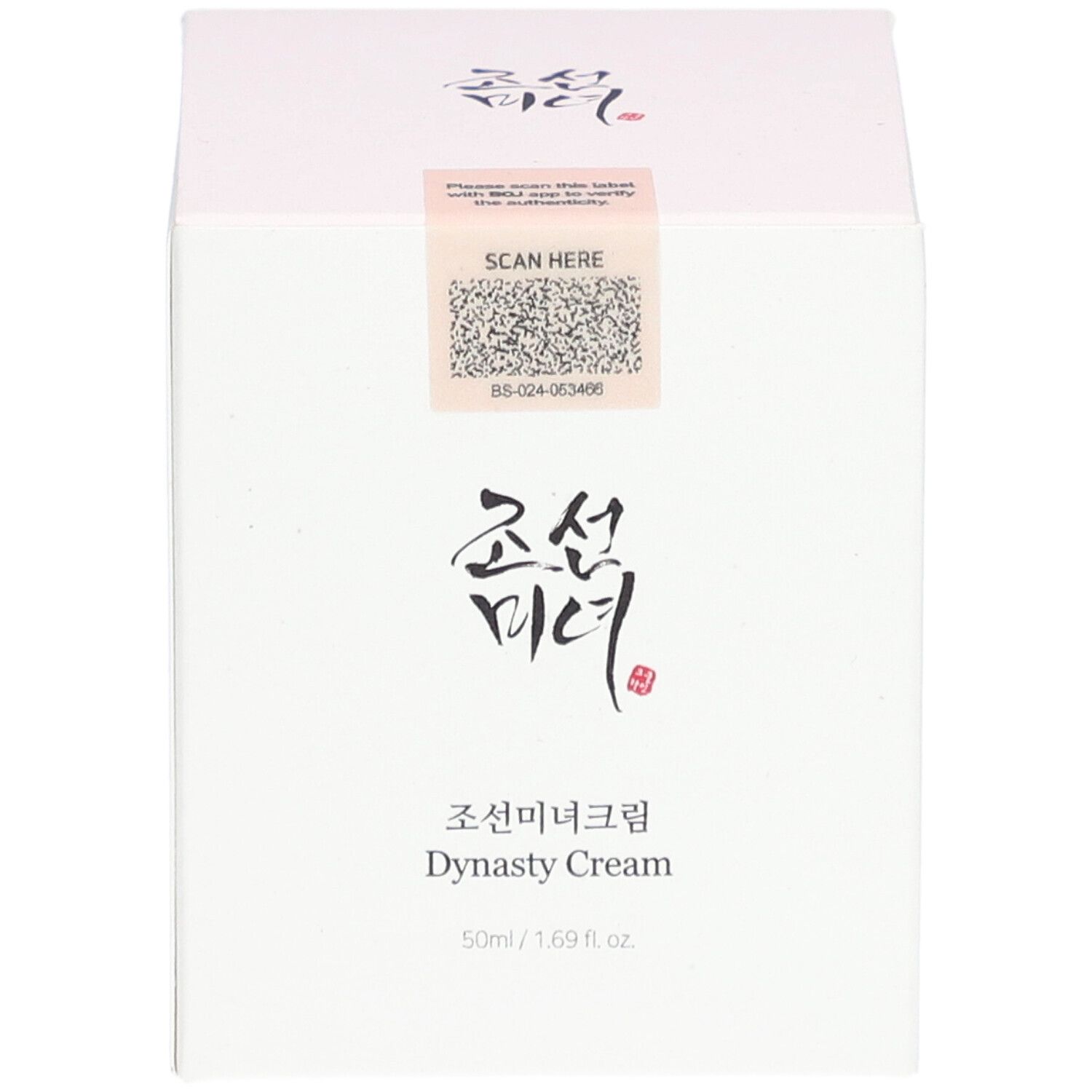 Boîte carrée blanche. Inscription Dynasty Cream. Code QR et logo de la marque. Autocollant rose avec indication de scan.